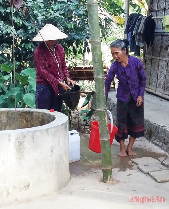 Bà con ở xã Đôn Phục chia nhau từng gàu nước giếng.