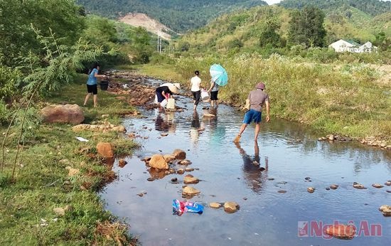 Người dân bản Phục (Đôn Phục, Con Cuông) lấy nước sinh hoạt ở Khe Phèn.