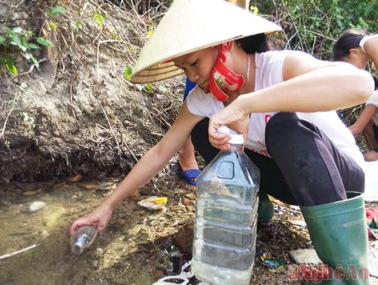 Chị Vi Thị Hiền ở bản Khe Trằng Thượng (xã Thọ Sơn) lấy nước về cho gia đình  sử dụng.