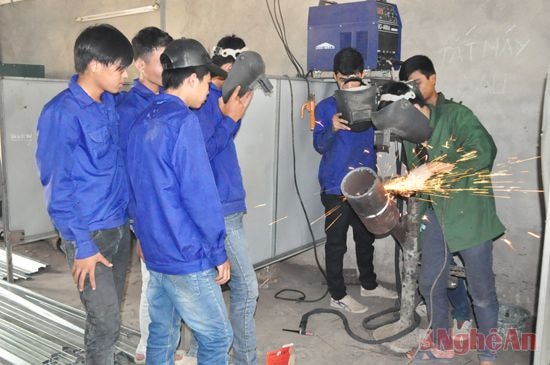 Giờ thực hành của học viên Trường Trung cấp nghề kỹ thuật công - nông nghiệp Yên Thành.