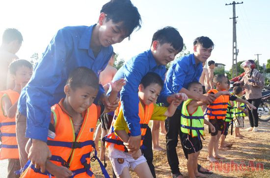 Đoàn xã Văn Sơn (Đô Lương) dạy bơi cho thiếu nhi.