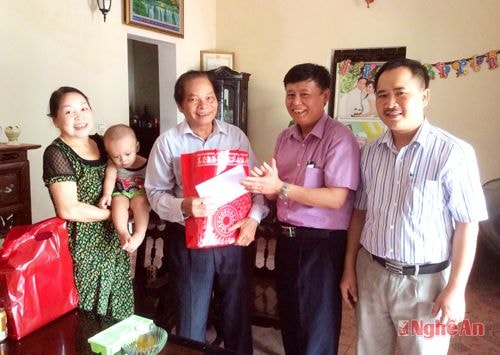  Tặng quà cho đồng chi Lê Huy Lạp 