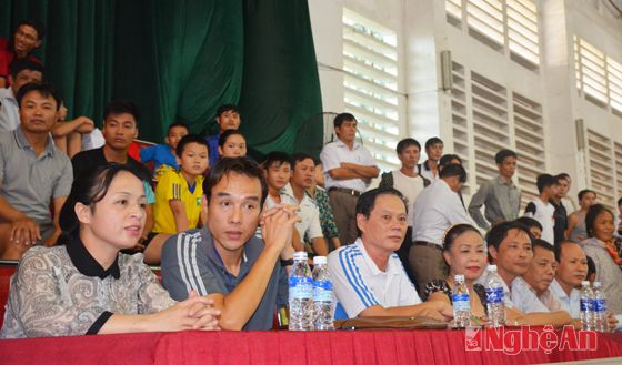 Các đồng chí lãnh đạo Báo Nghệ An, huyện Hưng Nguyên, thành phố Vinh và đông đảo người dân địa phương dự khán trận chung kết.