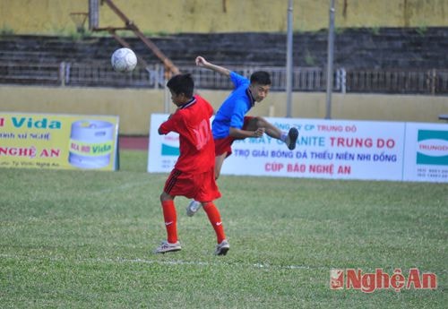 Trận đấu kịch tính ngay từ đầu với những pha xử lí kỹ thuật của các cầu thủ hai đội.