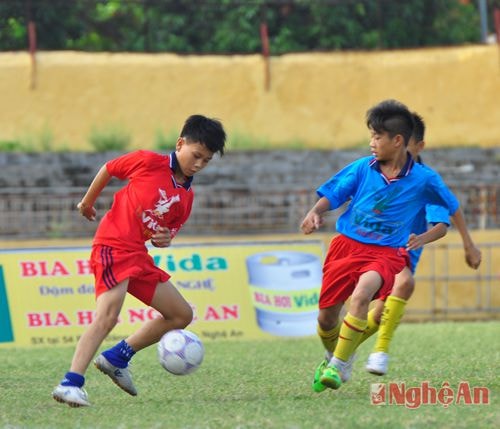 Các cầu thủ Nghi Lộc (áo đỏ) sớm thực hiện chiến thuật tấn công nhanh ngay từ đầu trận.