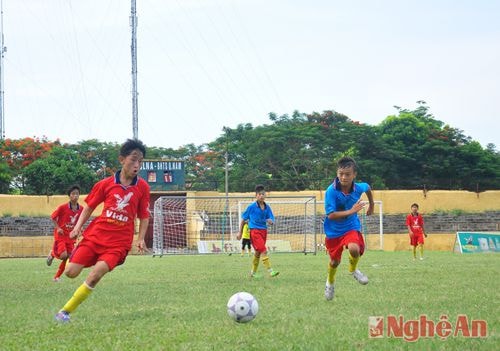 Ngòi nổ số 7 của thiếu niên Nghi Lộc đang bị các cầu thủ Yên Thành khóa chặt.