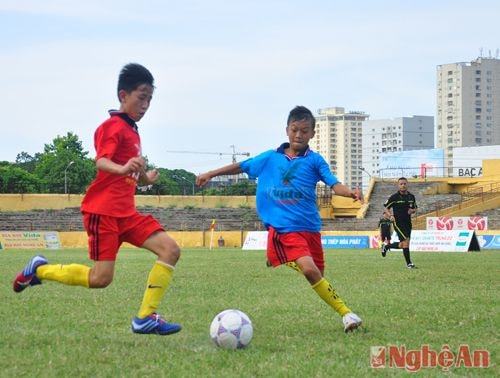 Ngay khi hiệp 2 bắt đầu, các cầu thủ Nghi Lộc đã ào lên tần công tìm bàn gỡ.