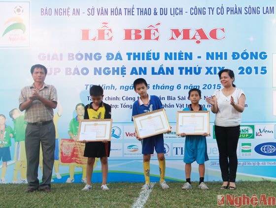 Trao thưởng các danh hiệu cá nhân lứa tuổi nhi đồng.