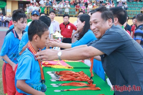 Các đại biểu trao trao huy chương vàng cho đội Thiếu niên Nghi Lộc.