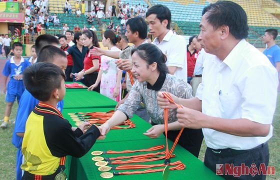 Các đồng chí Trần Công Dương, Phạm Thị Hồng Toan trao huy chương vàng cho đội Nhi đồng Thành phố Vinh.