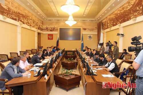  Đoàn công tác hội đàm với lãnh đạo tỉnh Ulyanovsk.