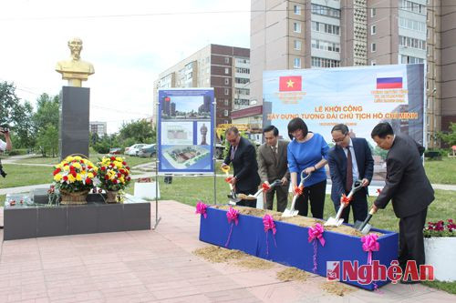  Lễ động thổ xây dựng tượng đài Chủ tịch Hồ Chí Minh được tổ chức long trọng. 
