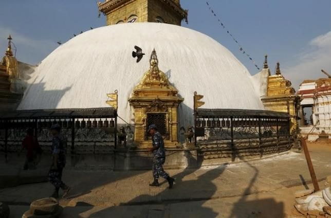 Một di tích thuộc đền cổ Swayambhunath Stupa bị tàn phá sau trận động đất hôm 25/4 tại Kathmandu, Nepal.  Ảnh: Reuters