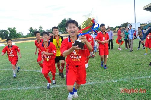 Niềm vui vô địch của các cầu thủ   đội Thiếu niên Nghi Lộc. Ảnh: Trần Hải