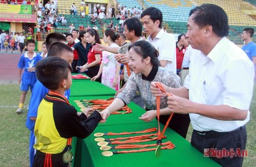 Ban Tổ chức trao giải Nhất cho đội Nhi đồng Thành phố Vinh. Ảnh: trần hải - Hồ Phương