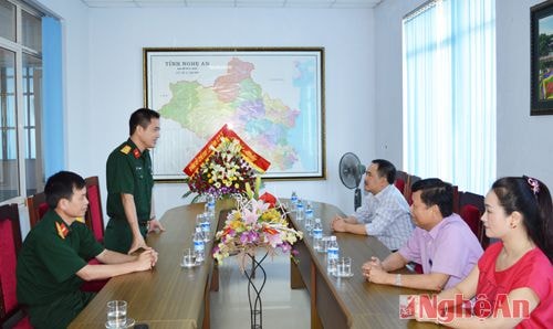 Thượng tá Hoàng Văn Lợi - Chính ủy Lữ đoàn Xe tăng 215 (Binh chủng Tăng Thiết giáp) phát biểu chúc mừng những thành tích đặc biệt nổi bật của Báo Nghệ An trong thời gian qua, cảm ơn những đóng góp của Báo Nghệ An đối với hoạt động tuyên truyền thực hiện nhiệm vụ quốc phòng của Lữ đoàn 215.