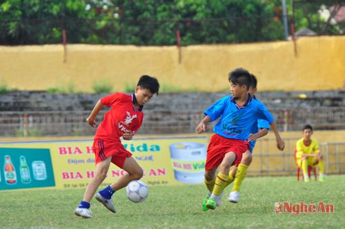 Cầu thủ Lê Khánh Toàn (trái) (TN Yên Thành).