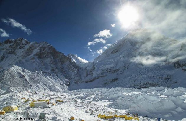 Everest là ngọn núi cao nhất thế giới, ảnh Reuters.