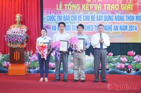 Đồng chí Lê Bá Hùng, Ủy viên BTV, Trưởng ban Tuyên giáo Tỉnh ủy trao giải Nhì cho các tác giả đạt giải báo chí chủ đề Xây dựng NTM và xóa đói, giảm nghèo tỉnh Nghệ An - 2014.