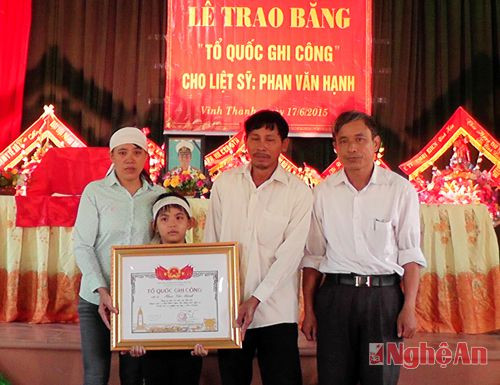 Lãnh đạo xã Vĩnh Thành trao bằng Tổ quốc ghi công cho gia đình liệt sỹ Phan Văn Hạnh