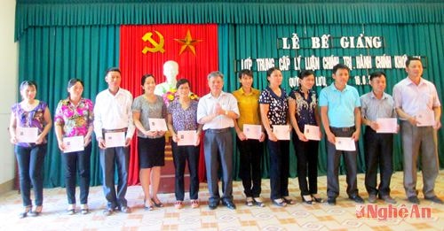 Thầy Trần Viết Linh, Phó hiệu trưởng Trường Chính trị Nghệ An trao bằng tốt nghiệp cho các học viên 