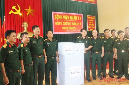 Lãnh đạo ban giáo đốc Bệnh viện quân Y 4 tặng máy, thiết bị y tế cho Bệnh xá Sư đoàn 324