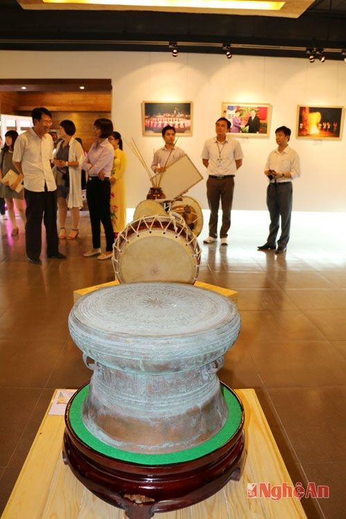 Nơi đây trưng bày rất nhiều những đồ vật mang đậm giá trị băn sác văn hóa của hai dân tộc Việt Nam - Hàn Quóc. Đó là hình ảnh của trống đồng Đông Sơn