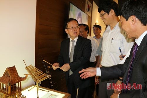 Nơi đây còn trưng bày đàn Trưng một nhạc cụ truyền thống của đồng bào dân tộc Tây Nguyên - ngài