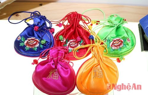 Ví nghệ thuật thêu hình hoa mẫu đơn