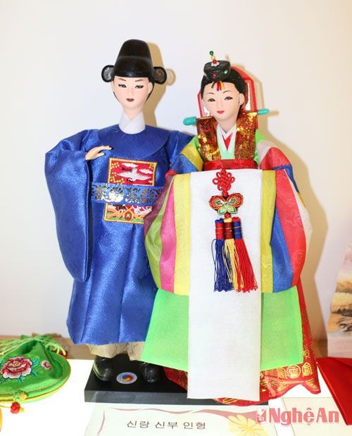 Búp bê tân lang - tâng nương mặc trang phục Hanbok của người Hàn Quốc. Hầu hết khách du lịch đến Hàn Quốc đều không thể bỏ qua thứ đồ chươi tinh xảo này