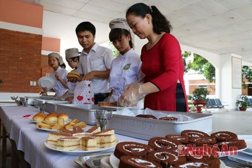 Hoặc nếu may mắn cũng có thể thưởng thức bánh ngọt CJ - một thương hiệu nổi tiếng và đã được mở lớp dạy làm bánh ở trường Việt - Hàn