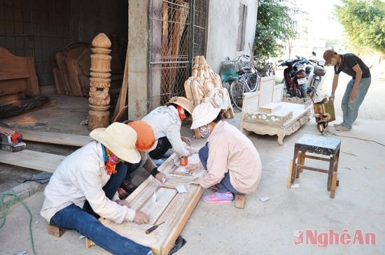 Cơ sở mộc kết hợp dạy nghề của ông Trần Xuân Quang, xóm 4,  xã Quỳnh Bá (Quỳnh Lưu) tạo việc làm cho nhiều lao động.