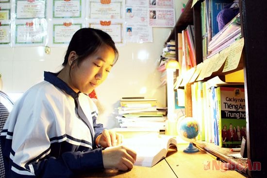 Em Hồ Thị Linh bên góc học tập.