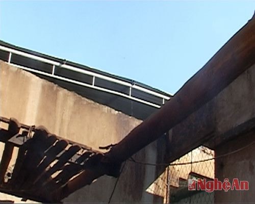 Một phần mái nhà còn sót lại sau cơn lốc xoáy