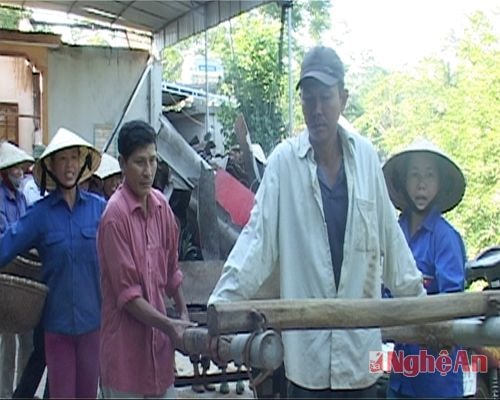 Bà con xóm làng mỗi người một tay chung sức khắc phục hậu quả sau lốc xoáy