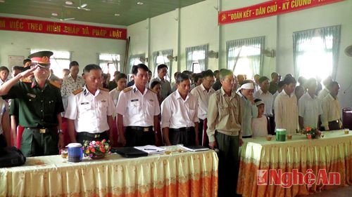 Các đại biểu dành một phút tưởng niệm Liệt sỹ Phan Văn Hạnh