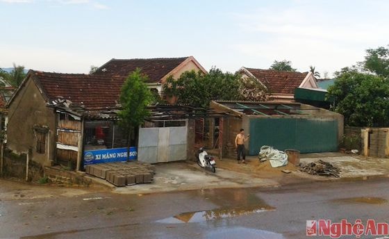 Có 250 ngôi nhà của người dân bị tốc mái sau trận lốc xoáy.