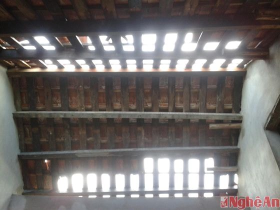 Nhiều ngôi nhà bị hư hỏng nặng.