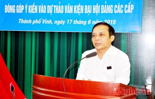 Đồng chí Nguyễn Quang Tùng - Phó Bí thư Đảng ủy khối CCQ tỉnh đánh giá cao tinh thần trách nhiệm của các đoàn viên đóng góp ý kiến vào các dự thảo báo cáo chính trị