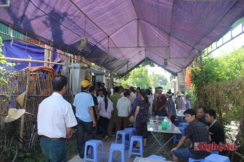 Người thân chính quyền địa phương tổ chức tang lễ vợ chồng nạn nhân tại nhà riêng