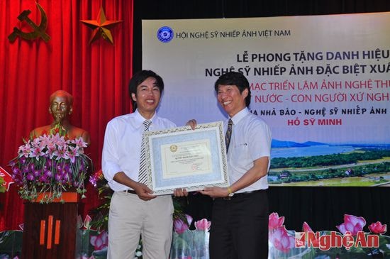 Trao quyết định triển lãm ảnh nghệ thuật của Nhà báo - Nghệ sỹ Hồ Sỹ Minh