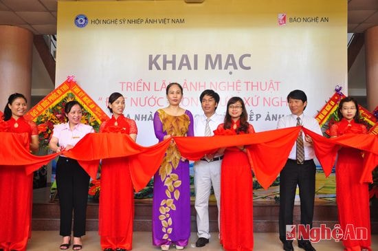 Cắt băng khai mạc triển lãm ảnh