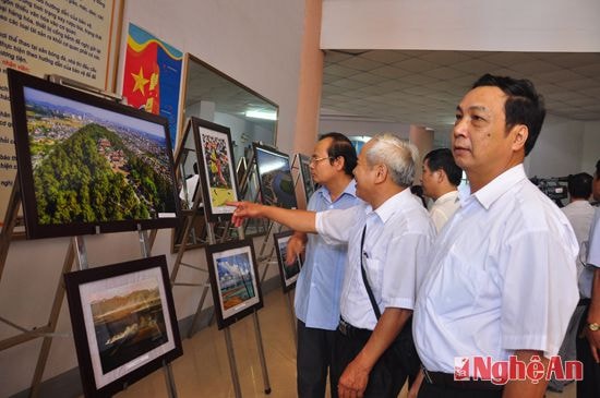 Quan khách, đồng nghiệp tham quan triểm lãm