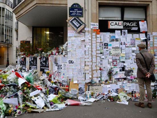 Tưởng niệm các nhà báo bị sát hại tại khu vực gần trụ sở Tòa soạn Charlie Hebdo.