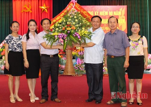 Hội Cựu chiến binh tỉnh tặng hoa chúc mừng cán bộ, phóng viên Báo Nghệ An.