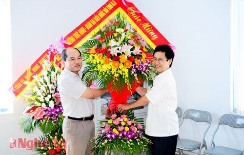 Tặng hoa Báo Nhân Dân