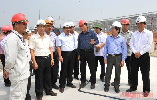 Các đồng chí lãnh đạo tỉnh kiểm tra tiến độ dự án.