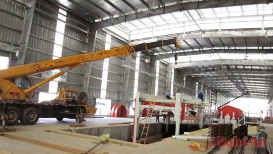 Dây chuyền sản xuất được gấp rút hoàn thành.