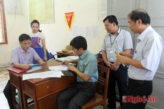 Đoàn kiểm tra quy chế ban hành hoạt động cơ quan của UBND thị trấn Hòa Bình (Tương Dương)