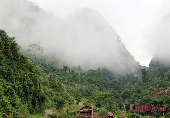 Ngọn núi đá nằm bên cạnh dòng khe Tụ là nơi có hang “vạn người”.